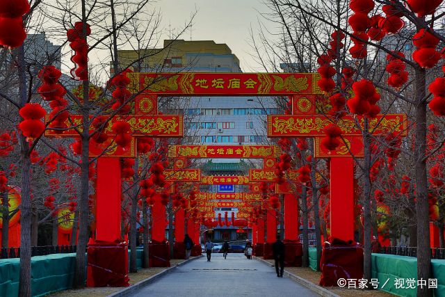 红,黄色为基调,创新环境布置手法,营造传统与现代交相辉映的环境氛围